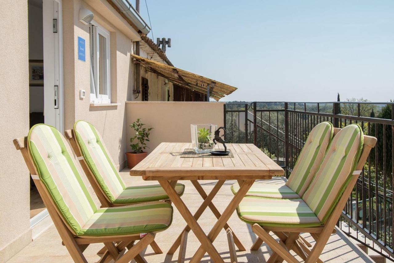 Apartment Bruneta 1 With Sea View Tar-Vabriga Exterior photo