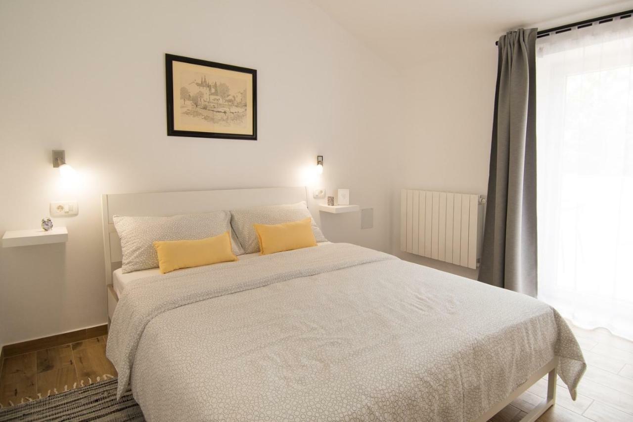 Apartment Bruneta 1 With Sea View Tar-Vabriga Exterior photo