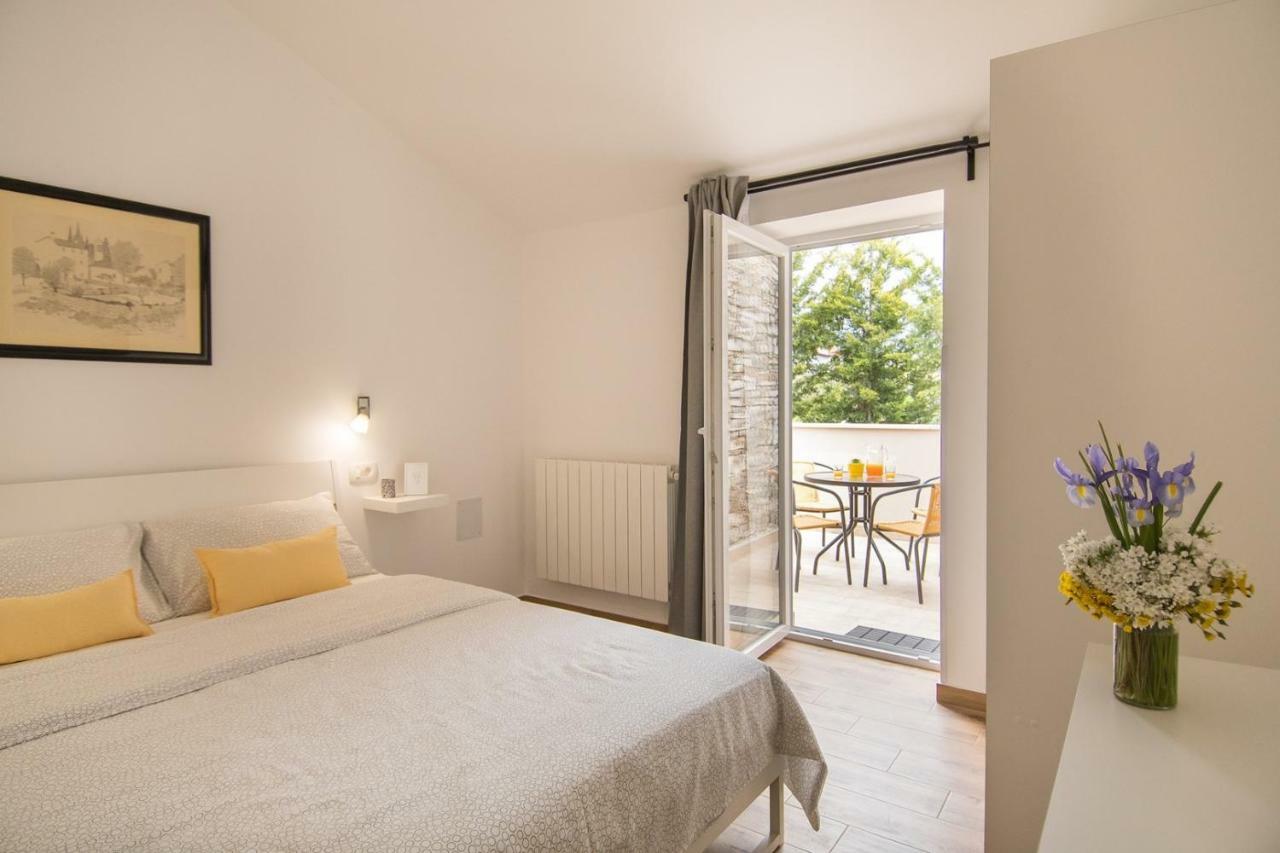Apartment Bruneta 1 With Sea View Tar-Vabriga Exterior photo
