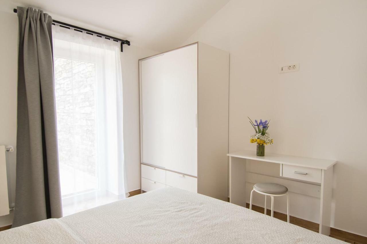 Apartment Bruneta 1 With Sea View Tar-Vabriga Exterior photo